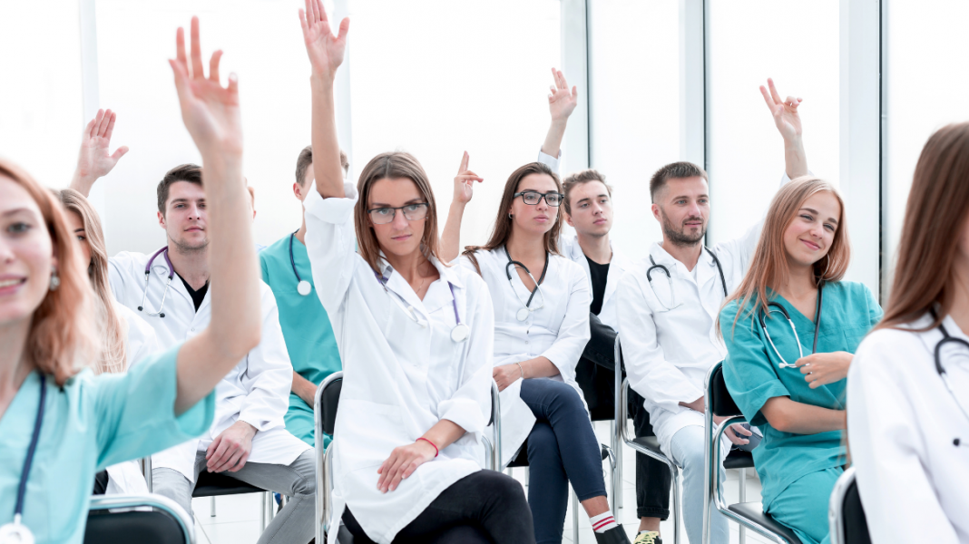 Estudiantes de medicina pidiendo la palabra
