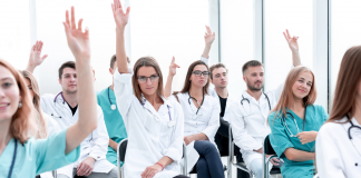 Estudiantes de medicina pidiendo la palabra