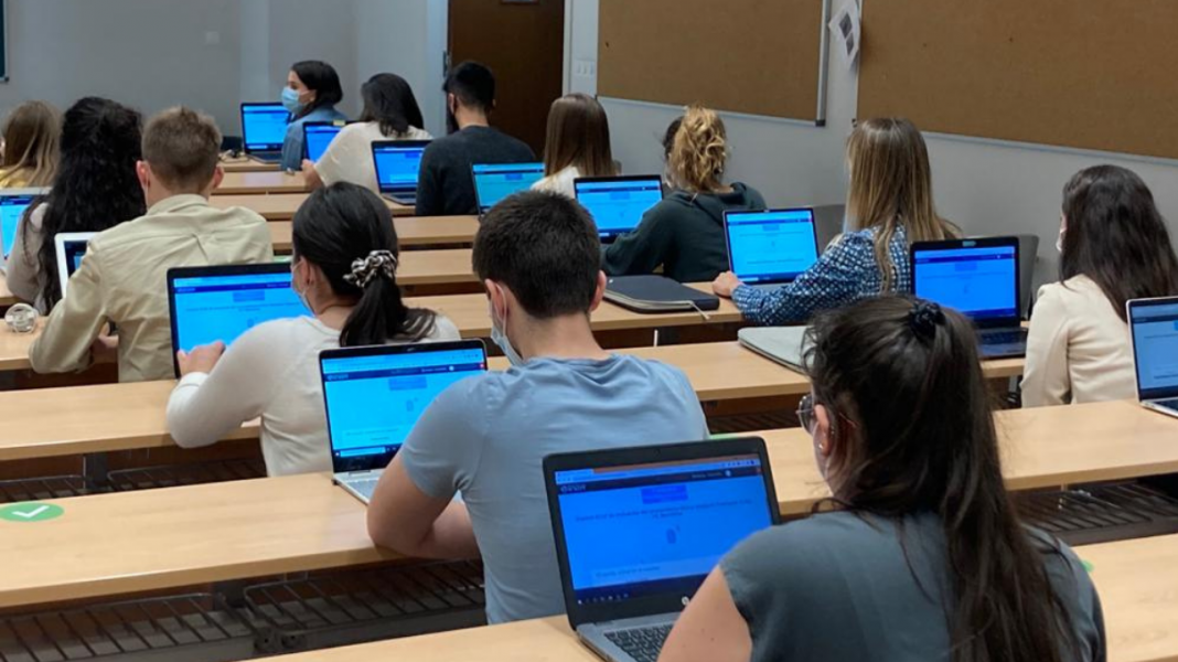 Estudiantes Médicos haciendo examen ECOE