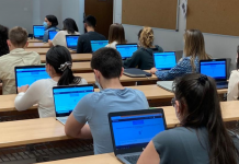 Estudiantes Médicos haciendo examen ECOE