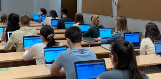 Estudiantes Médicos haciendo examen ECOE