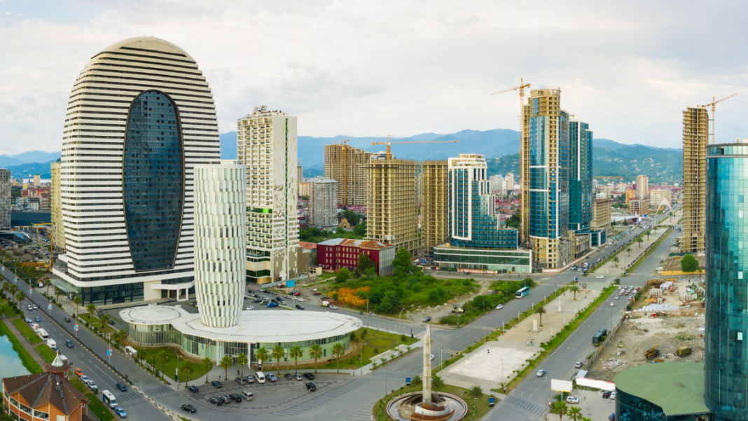 Panorámica de la ciudad de Baturmi, en Georgia.