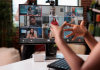 Mujer habla por webcam mediante una videoconferencia
