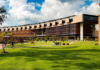 Vista del campus y edificio principial de la Universidad de La Sabana (Colombia).