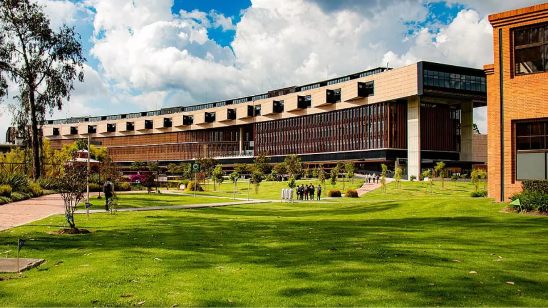 Vista del campus y edificio principial de la Universidad de La Sabana (Colombia).