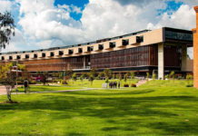 Vista del campus y edificio principial de la Universidad de La Sabana (Colombia).