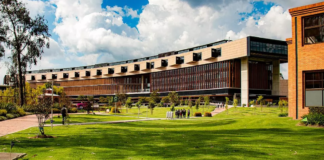 Vista del campus y edificio principial de la Universidad de La Sabana (Colombia).