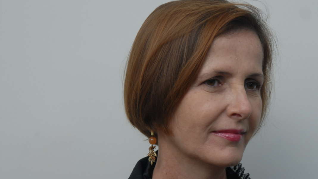 Left profile of the full professor of paediatrics and coordinator of the simulation laboratory at UFMG Maria do Carmo Barros de Melo.